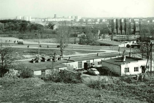 widok na skrzyżowanie ulic Bieruta (obecnie Lwowska) i Podzamcze oraz Grodzisko. Po lewej stronie Kirkut i Tatary, w tle komin elektrociepłowni