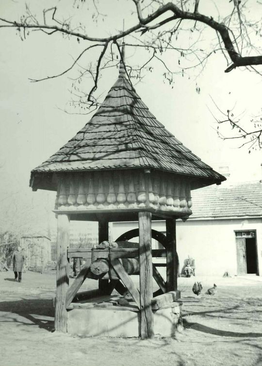 Ulica Kalinowszczyzna 62. Zabytkowa studnia z 1765 r. przy kościele p.w. Św. Agnieszki