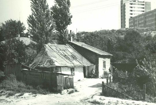 Sierakowszczyzna. Nieistniejąca zabudowa. Widoczna część bloku przy ul. Kiwerskiego oraz wieżowiec przy ul. Rutkowskiego 12 (obecnie Kleeberga)