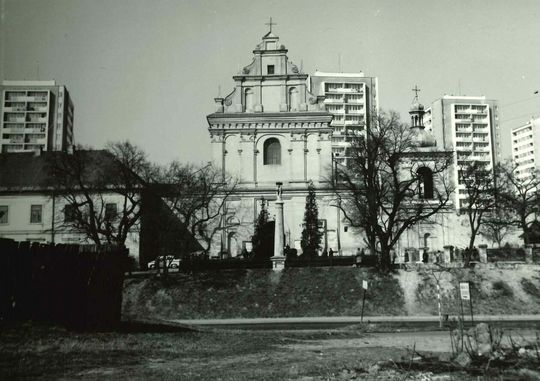 Kościół p.w. Św. Agnieszki, w tle widoczna zabudowa ulicy Rutkowskiego (obecnie Kleeberga)