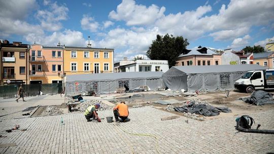 Prace rewitalizacyjne na placu Łuczkowskiego w centrum Chełma