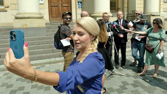 Konferencja prasowa wiceministra Artura Sobonia PIS zakłócona przez poseł Martę Wcisło PO Konferencja prasowa wiceministra Artura Sobonia PIS zakłócona przez poseł Martę Wcisło PO