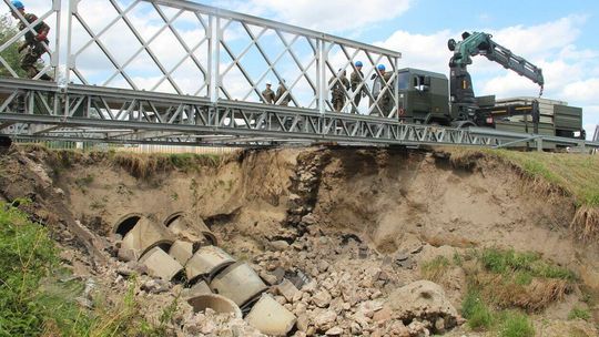 Saperzy stawiają most w miejscu wyrwy w Kuzawce