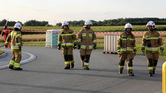 Pojemniki z kwasem wypadły na jezdnię