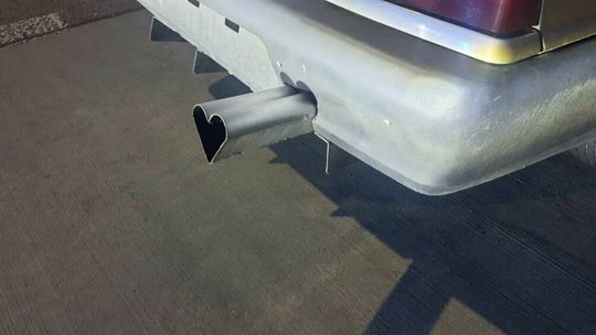 "Motoryzacyjny romantyk". Kierowca przerobionego poloneza stracił dowód rejestracyjny