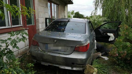 Rozpędzone BMW staranowało ogrodzenie i wjechało na posesję. Rozpędzone BMW staranowało ogrodzenie i wjechało na posesję.