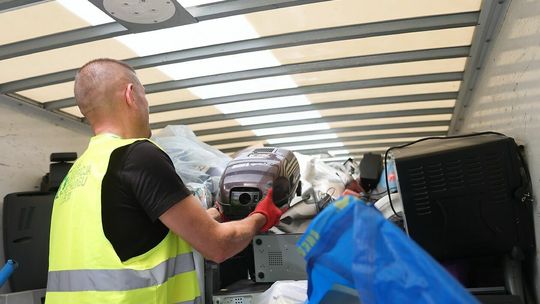 Zbiórka zużytego sprzętu elektrycznego i elektronicznego na parking przy markecie Bricoman