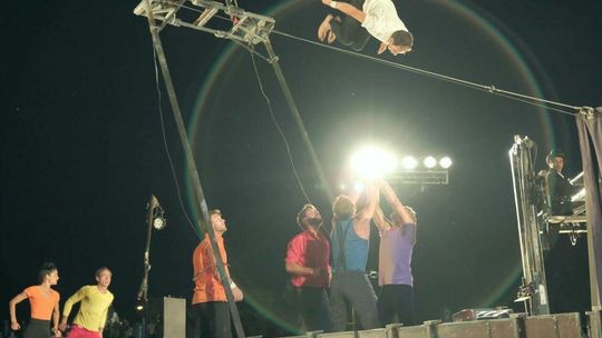 Carnaval Sztukmistrzów: występuje grupa akrobatów Akoreacro w spektaklu pt Postój awaryjny Carnaval Sztukmistrzów: występuje grupa akrobatów Akoreacro w spektaklu pt Postój awaryjny