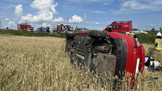 Kolizja w Poraju. Skoda wjechała w pole