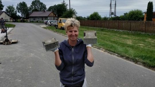 Koło Gospodyń Wiejskich Rumianki układa kostkę