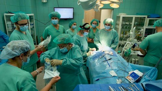 Zespół lekarski SPSK1 przy operacji