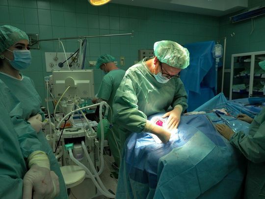 dr Mateusz Kister podczas operacji