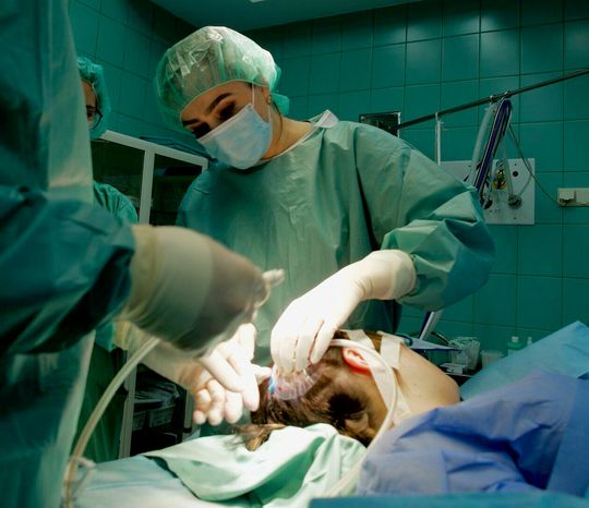Lekarze wszczepiają matrycę