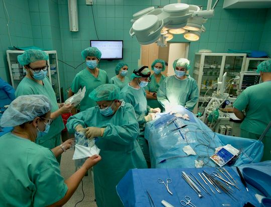 Zespół lekarski SPSK1 przy operacji