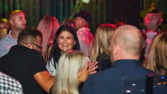 Wakacyjne szaleństwa na parkiecie Pięknej Pszczoły