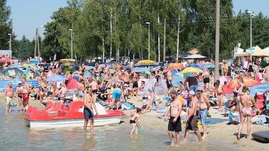 Tłumy nad jeziorami Firlej i Zagłębocze