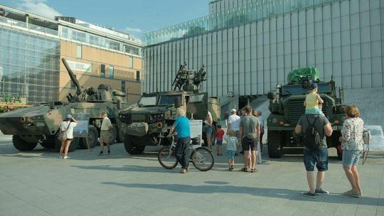 Piknik militarny z okazji święta wojska na pl Teatralnym