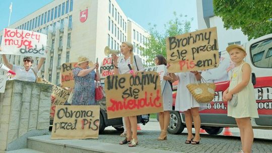 Pikieta posłanki Marty Wcisło przed wejściem na galę konkursu Lubelski Lider Bezpieczeństwa Pikieta posłanki Marty Wcisło przed wejściem na galę konkursu Lubelski Lider Bezpieczeństwa