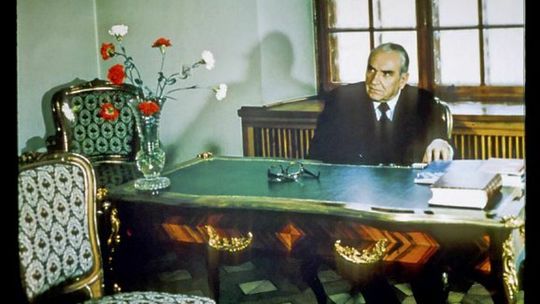 Profesor Tadeusz Krwawicz przy swoim biurku