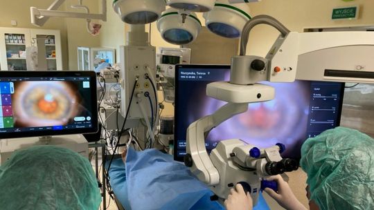 Zespół prof. Rejdaka w trakcie operacji z wykorzystaniem systemu wizualizacji śródoperacyjnej 3D 