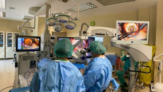 Okuliści w trakcie operacji z wykorzystaniem systemu wizualizacji śródoperacyjnej 3D