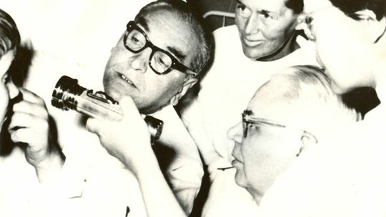 Prof. Krwawicz i jego zespół przy badaniu oczu