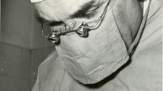 Prof. Krwawicz przy operacji