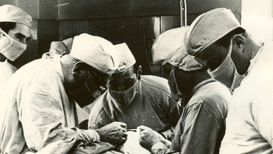 Zespół prof. Krwawicza przy operacji
