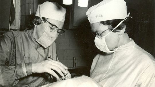 Okuliści z kliniki w trakcie zabiegu