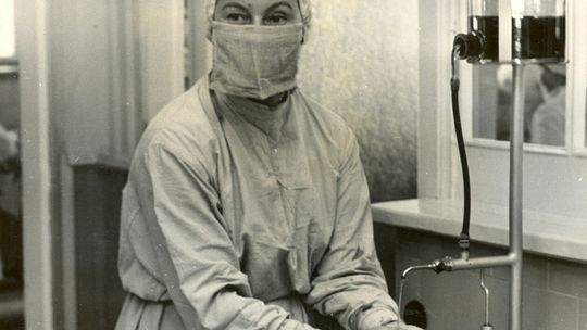 Lekarka przygotowująca się do operacji