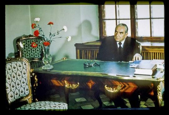 Profesor Tadeusz Krwawicz przy swoim biurku