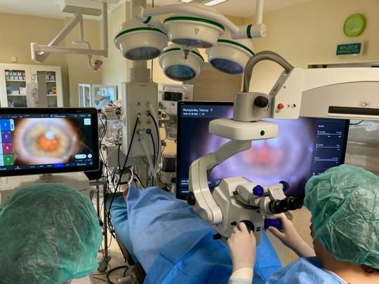 Zespół prof. Rejdaka w trakcie operacji z wykorzystaniem systemu wizualizacji śródoperacyjnej 3D 