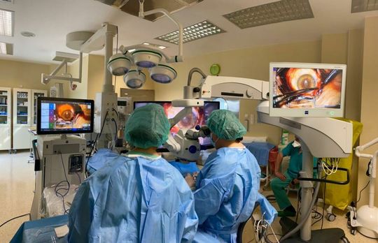Okuliści w trakcie operacji z wykorzystaniem systemu wizualizacji śródoperacyjnej 3D