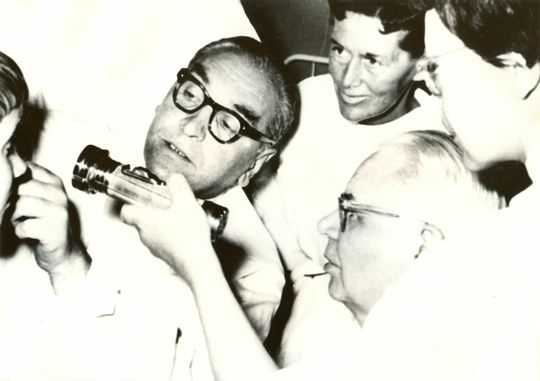 Prof. Krwawicz i jego zespół przy badaniu oczu