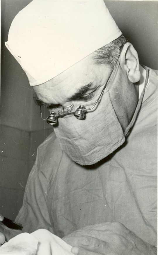 Prof. Krwawicz przy operacji