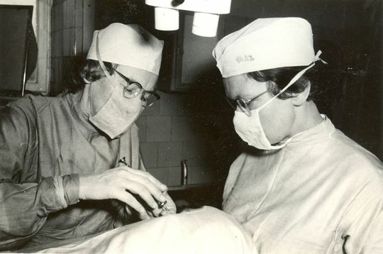 Okuliści z kliniki w trakcie zabiegu