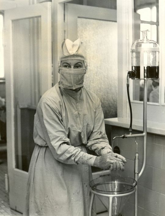 Lekarka przygotowująca się do operacji