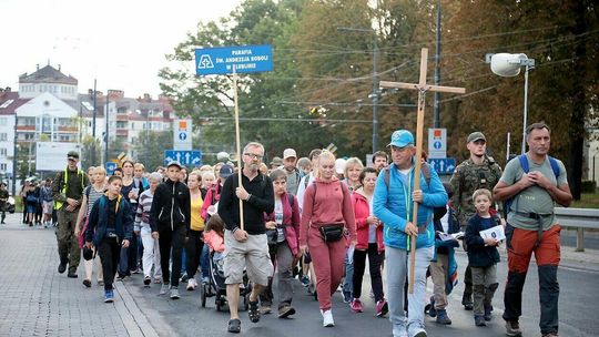 Pielgrzymi na pątniczym szlaku do Wąwolnicy