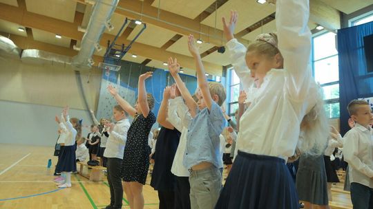 Pierwszaki świętowały nowy rok szkolny tańcząc