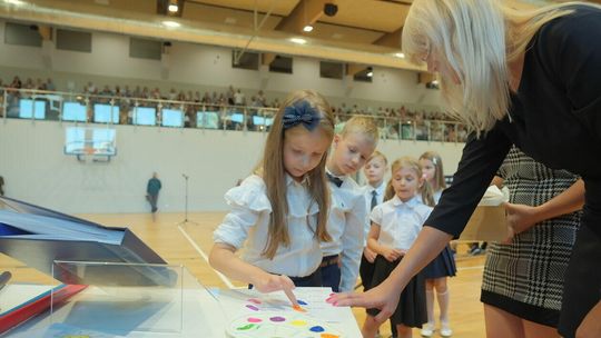 Kolorowe odciski składane w księdze przez dzieci