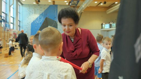 Radna Jadwiga Mach przy ślubowaniu dzieci