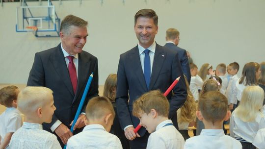 Wojewoda lubelski i poseł PiS pomagają przy ślubowaniu dzieci