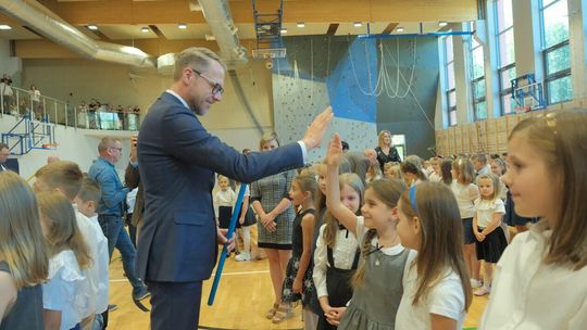 Poseł Michał Krawczyk mianuje dzieci uczniami