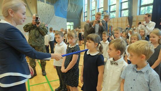 Posłanka Marta Wcisło pomaga przy ślubowaniu