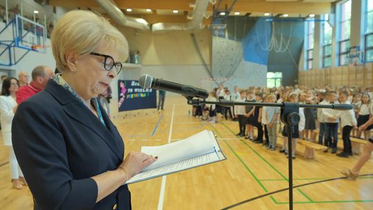 Ewa Dumkiewicz-Sprawka zaprasza gości do pomocy przy ślubowaniu