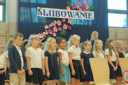 Dzieci recytujące wiersz "Kto ty jesteś? Polak mały"