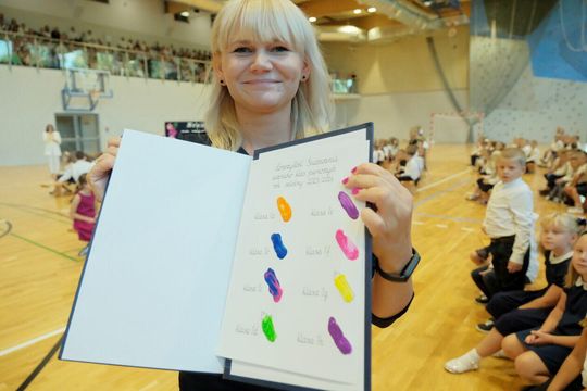 Dzieci z każdej klasy złożyły swoje odciski w księdze