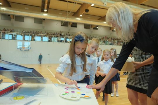 Kolorowe odciski składane w księdze przez dzieci