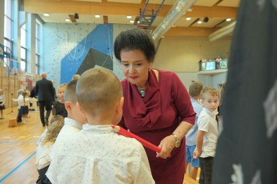 Radna Jadwiga Mach przy ślubowaniu dzieci