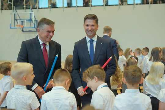 Wojewoda lubelski i poseł PiS pomagają przy ślubowaniu dzieci